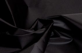 ткань курточная таффета 190t, wr/pu silver, 65гр/м2, 100пэ, 150см, черный/s580, (рул 100м) tpx028 купить в Омске.